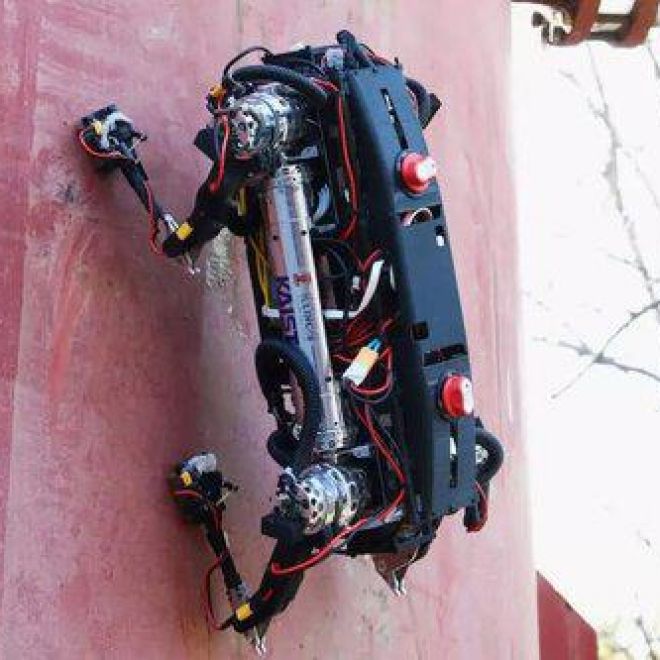 سگ رباتیک با پنجه‌های مغناطیسی که از دیوار بالا می‌رود