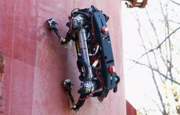 سگ رباتیک با پنجه‌های مغناطیسی که از دیوار بالا می‌رود